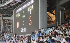 周也深蓝棒球帽配白衬衫亮相中国篮球运动发展报告2023斯诺克武汉公开赛资格赛日本篮球国家队巴黎奥运成绩